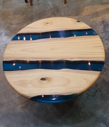 Circle table top with blue resin art Product]