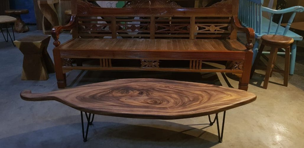 Leaf sape table with metal legs Product